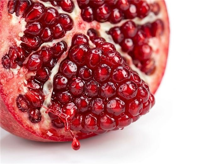 Färska röda granatäppelkärnor som smaksätter Hinuki-geléstickan